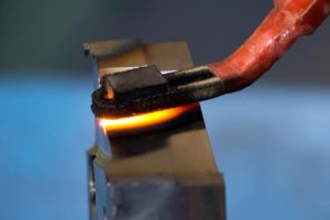 The cutting edge is heated by induction.